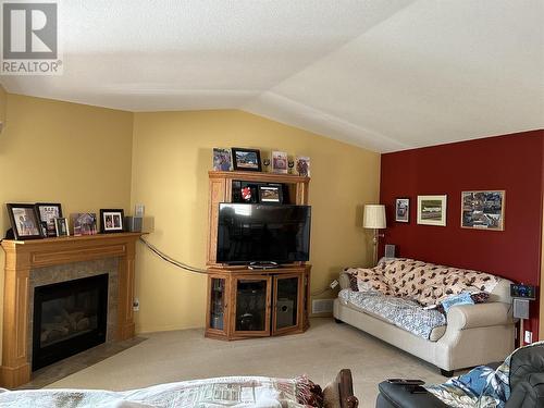 610 6 Avenue, Vernon, BC - Indoor With Fireplace