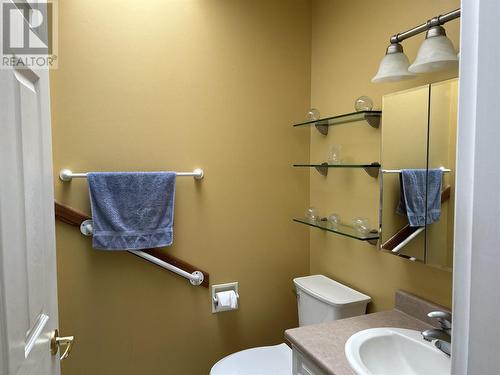 610 6 Avenue, Vernon, BC - Indoor Photo Showing Bathroom