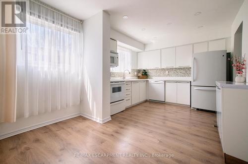 77 - 1485 Gulleden Drive, Mississauga, ON - Indoor Photo Showing Kitchen With Upgraded Kitchen