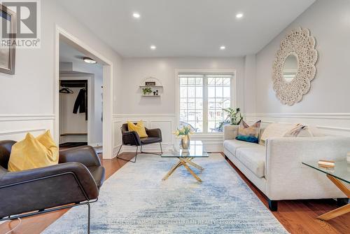 61 Bonnycastle Drive, Clarington, ON - Indoor Photo Showing Living Room