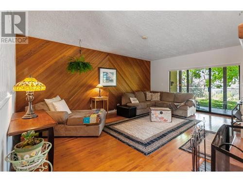 3575 Valleyview Road, Penticton, BC - Indoor Photo Showing Living Room