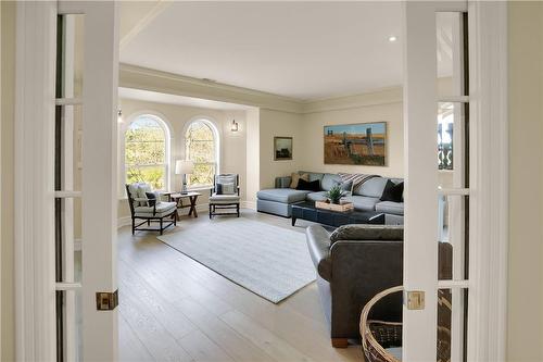 515 Ridge Road E, Grimsby, ON - Indoor Photo Showing Living Room