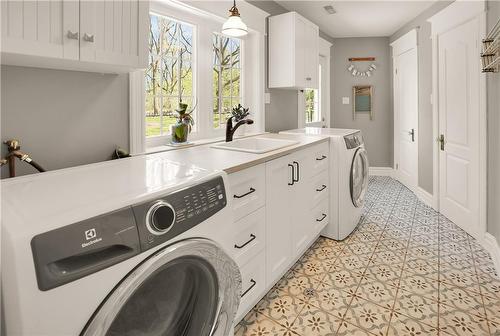 515 Ridge Road E, Grimsby, ON - Indoor Photo Showing Laundry Room