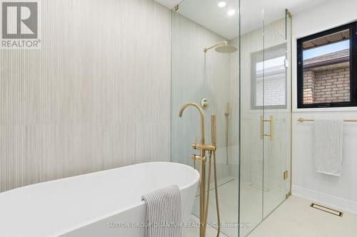 17 Clearview Drive, Hamilton, ON - Indoor Photo Showing Bathroom