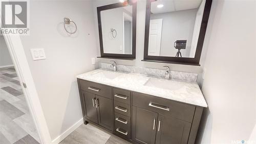 303 5Th Avenue W, Kindersley, SK - Indoor Photo Showing Bathroom