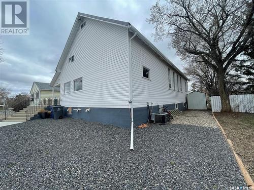 303 5Th Avenue W, Kindersley, SK - Outdoor With Exterior
