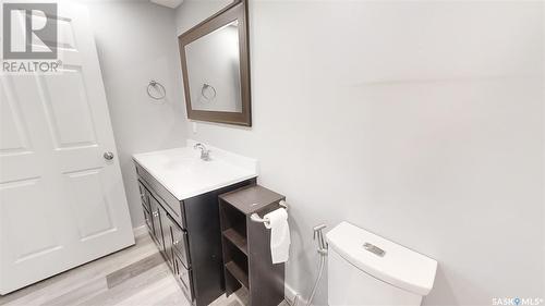 303 5Th Avenue W, Kindersley, SK - Indoor Photo Showing Bathroom