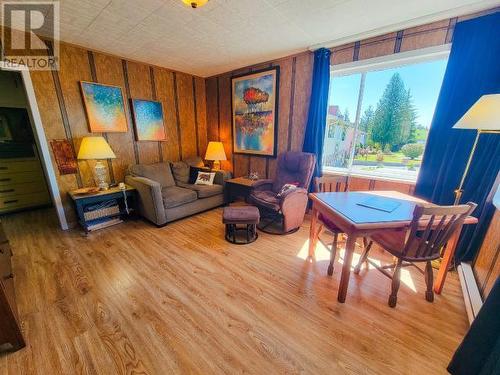 4792 Quebec Ave, Powell River, BC - Indoor Photo Showing Living Room