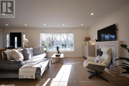 19 Willowgate Drive, Markham, ON - Indoor Photo Showing Living Room