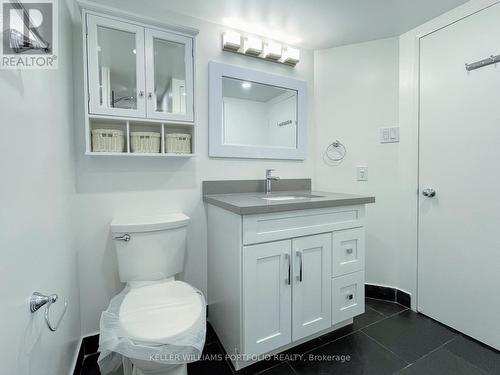 1802 - 1055 Bay Street, Toronto, ON - Indoor Photo Showing Bathroom