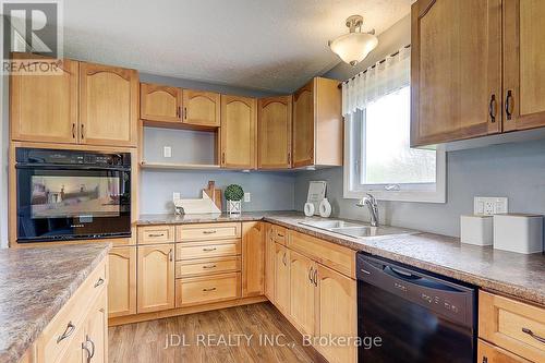 22176 Leslie Street, East Gwillimbury, ON - Indoor Photo Showing Kitchen With Double Sink