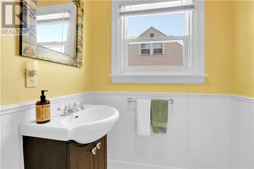 Main Floor 2-Pc Bath - 450 Dominion Street, Renfrew, ON - Indoor Photo Showing Bathroom