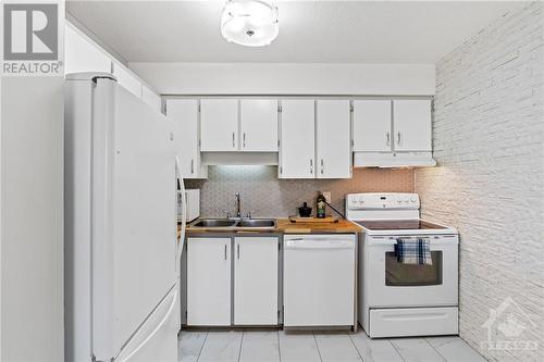 Kitchen - 2927 Fairlea Crescent, Ottawa, ON - Indoor Photo Showing Kitchen With Double Sink