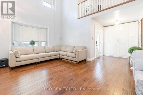 18 Sunset Boulevard, Brampton, ON - Indoor Photo Showing Living Room