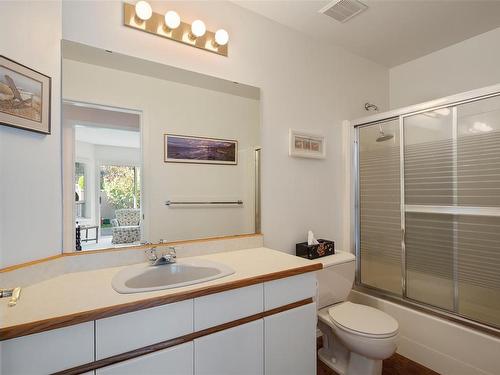 404-6880 Wallace Dr, Central Saanich, BC - Indoor Photo Showing Bathroom