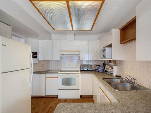 404-6880 Wallace Dr, Central Saanich, BC - Indoor Photo Showing Kitchen With Double Sink