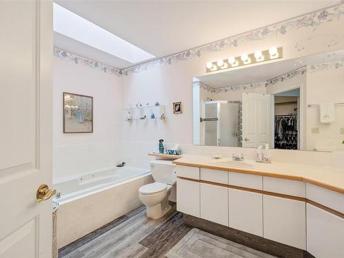 404-6880 Wallace Dr, Central Saanich, BC - Indoor Photo Showing Bathroom