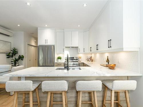 482 Grafton St, Esquimalt, BC - Indoor Photo Showing Kitchen With Stainless Steel Kitchen With Upgraded Kitchen