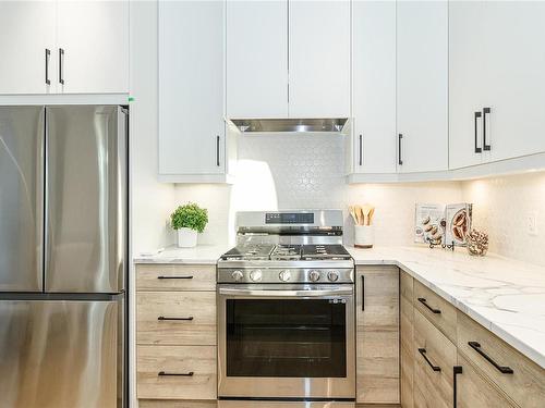 482 Grafton St, Esquimalt, BC - Indoor Photo Showing Kitchen With Upgraded Kitchen