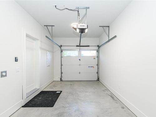 482 Grafton St, Esquimalt, BC - Indoor Photo Showing Garage