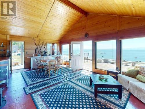 1260 Meadow Lane, Savary Island, BC - Indoor Photo Showing Living Room