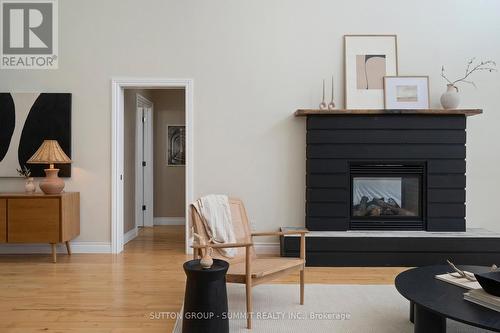 1065 Concession 3 Road, Niagara-On-The-Lake, ON - Indoor Photo Showing Living Room With Fireplace