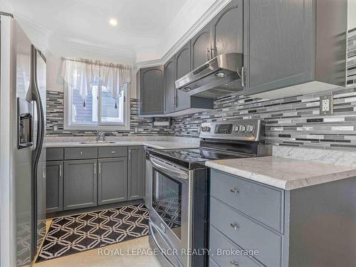 6 Argyle Ave, Orillia, ON - Indoor Photo Showing Kitchen With Upgraded Kitchen