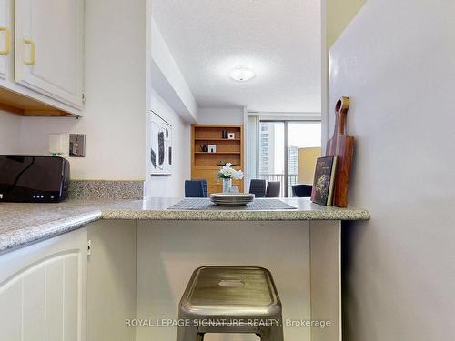 2835-33 Harbour Sq, Toronto, ON - Indoor Photo Showing Kitchen