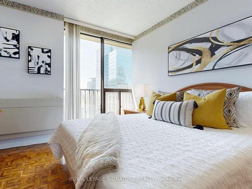 2835-33 Harbour Sq, Toronto, ON - Indoor Photo Showing Bedroom