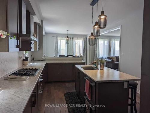 14 Atkinson Cres, New Tecumseth, ON - Indoor Photo Showing Kitchen With Upgraded Kitchen