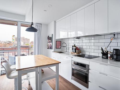 Kitchen - 513-360 Rue Atateken, Montréal (Ville-Marie), QC - Indoor Photo Showing Kitchen With Upgraded Kitchen