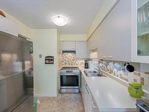 301-1500 Elford St, Victoria, BC - Indoor Photo Showing Kitchen With Double Sink