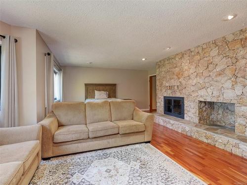 11316 Ravenscroft Pl, North Saanich, BC - Indoor Photo Showing Living Room With Fireplace