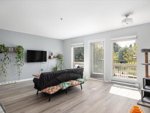 311-555 Franklyn St, Nanaimo, BC - Indoor Photo Showing Living Room