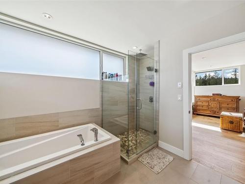 660 Medalist Ave, Colwood, BC - Indoor Photo Showing Bathroom