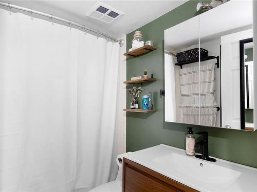207-2647 Graham St, Victoria, BC - Indoor Photo Showing Bathroom