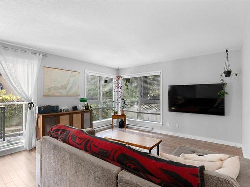 207-2647 Graham St, Victoria, BC - Indoor Photo Showing Living Room