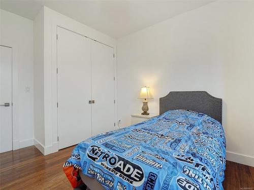 2487 Cadboro Heights Lane, Saanich, BC - Indoor Photo Showing Bedroom