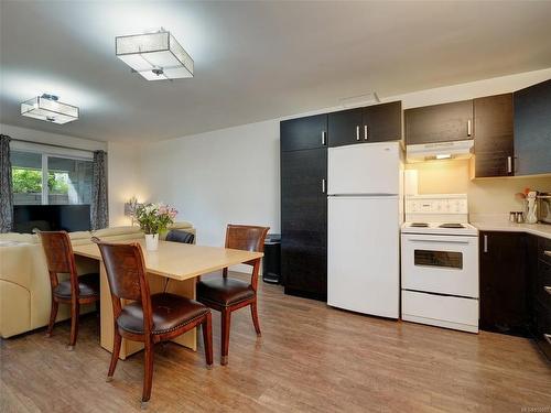 2487 Cadboro Heights Lane, Saanich, BC - Indoor Photo Showing Kitchen
