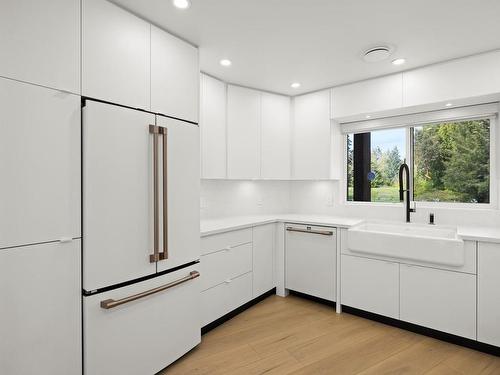 1218 Deloume Rd, Mill Bay, BC - Indoor Photo Showing Kitchen