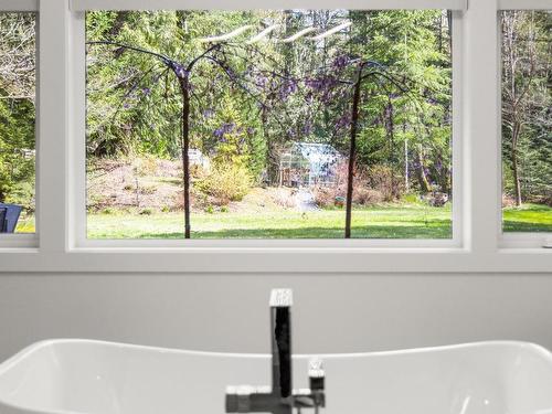 1218 Deloume Rd, Mill Bay, BC - Indoor Photo Showing Bathroom