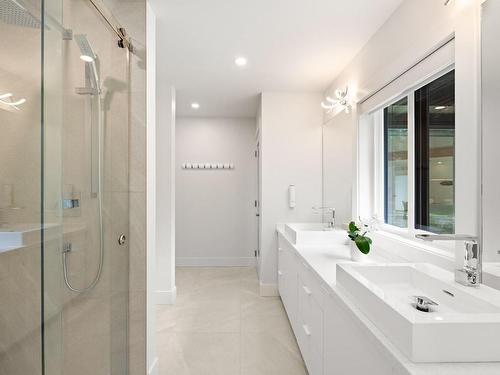 1218 Deloume Rd, Mill Bay, BC - Indoor Photo Showing Bathroom