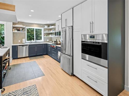 901 Haliburton Rd, Saanich, BC - Indoor Photo Showing Kitchen With Upgraded Kitchen