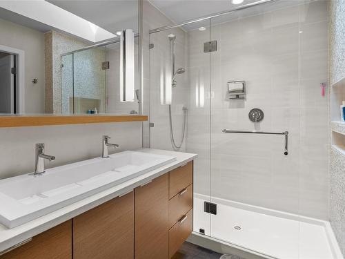 901 Haliburton Rd, Saanich, BC - Indoor Photo Showing Bathroom