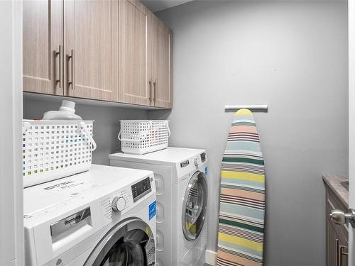 901 Haliburton Rd, Saanich, BC - Indoor Photo Showing Laundry Room