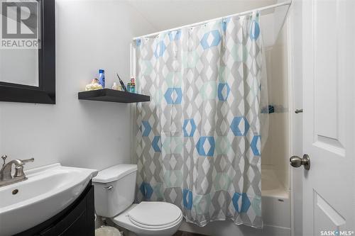 447 Henick Crescent, Saskatoon, SK - Indoor Photo Showing Bathroom