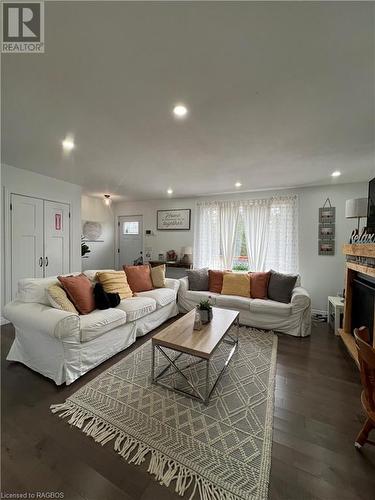 587 Dorcas Bay Road, Northern Bruce Peninsula, ON - Indoor Photo Showing Living Room