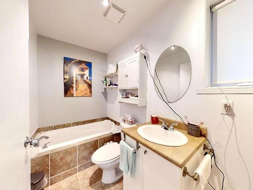 Bathroom - 1107 Rue Du Faubourg, Longueuil (Le Vieux-Longueuil), QC - Indoor Photo Showing Bathroom