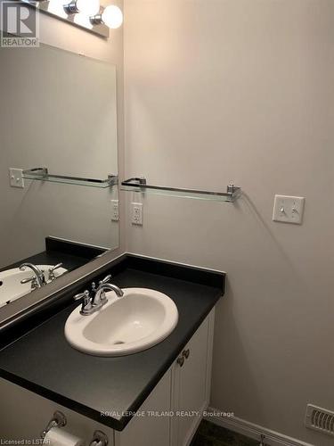 80 - 3200 Singleton Avenue, London, ON - Indoor Photo Showing Bathroom