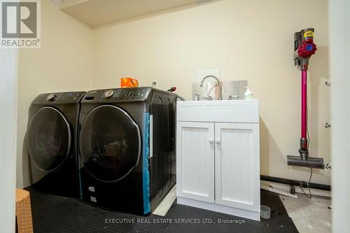 7192 Frontier Ridge, Mississauga, ON - Indoor Photo Showing Laundry Room